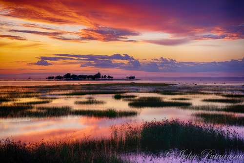 Rivillä auringonlaskun jälkeen